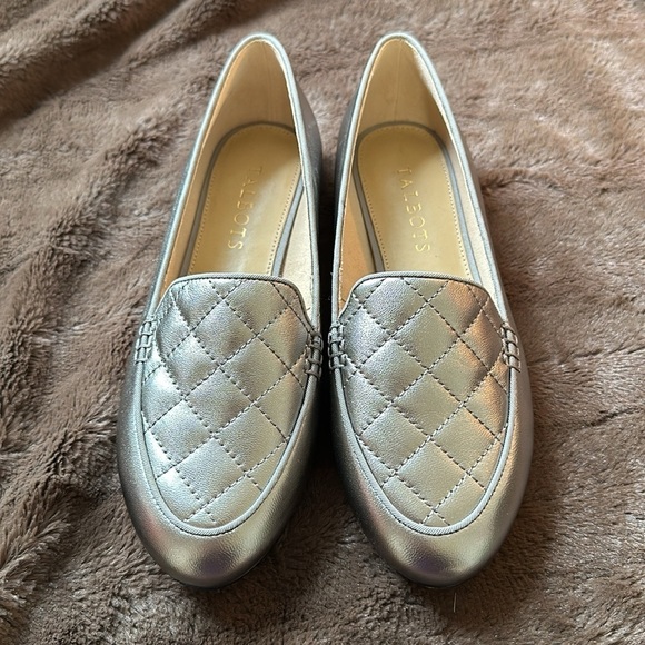 NWOB TALBOTS Ryan Quilted Metallic Silver Leather Flats Sz 6 - Picture 2 of 12